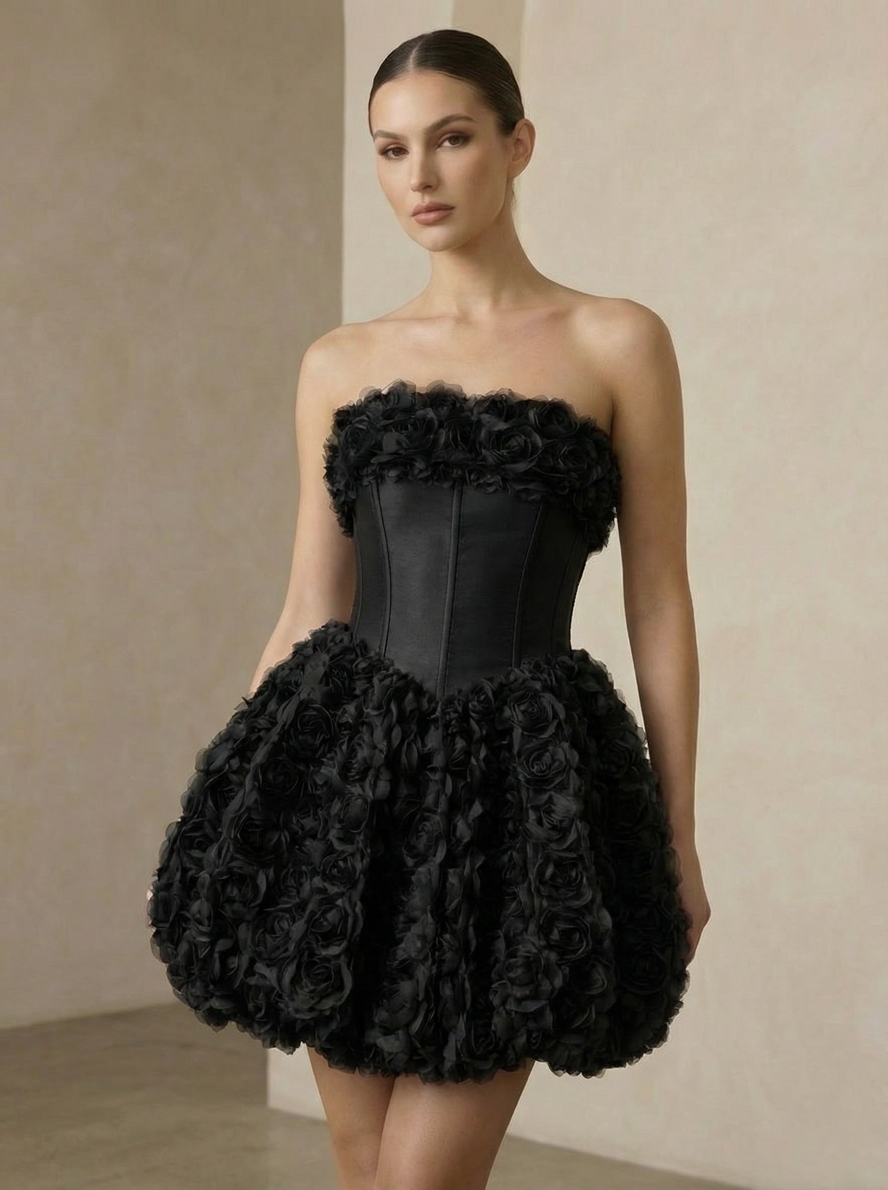 Crna svečana balon haljina sa cvetnim aplikacijama